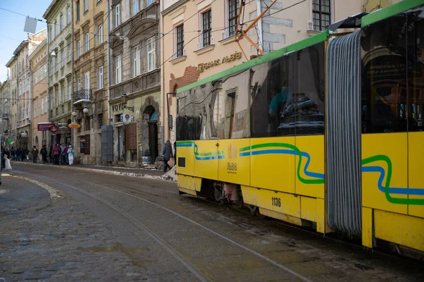 Tranvía público amarillo en la ciudad urbana calle invierno — Foto de Stock