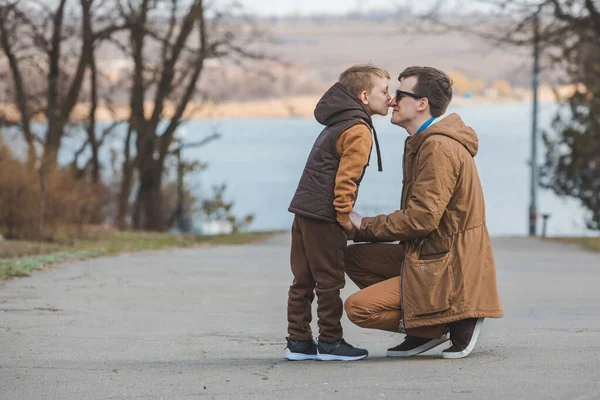 Ο πατέρας αγκαλιάζει μικρό γιο σε εξωτερικούς χώρους — Φωτογραφία Αρχείου