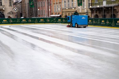 Lviv, Ukrayna - 21 Ocak 2018: Buz pateni pisti temizleme makinesi