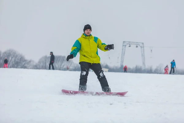 Hombre snowboard abajo por la colina —  Fotos de Stock
