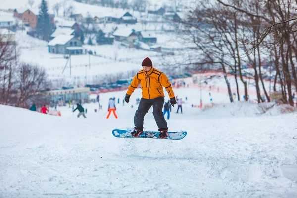 Άνθρωπος snowboarding κάτω από λόφο — Φωτογραφία Αρχείου