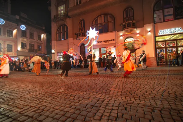 Lviv, Ουκρανία - 25 Δεκεμβρίου 2017: Χριστουγεννιάτικο παιχνίδι γέννησης Χριστού σε εξωτερικούς χώρους στην πλατεία της πόλης — Φωτογραφία Αρχείου