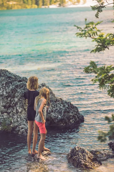 Barn som leker på Lake Beach på sommaren — Stockfoto