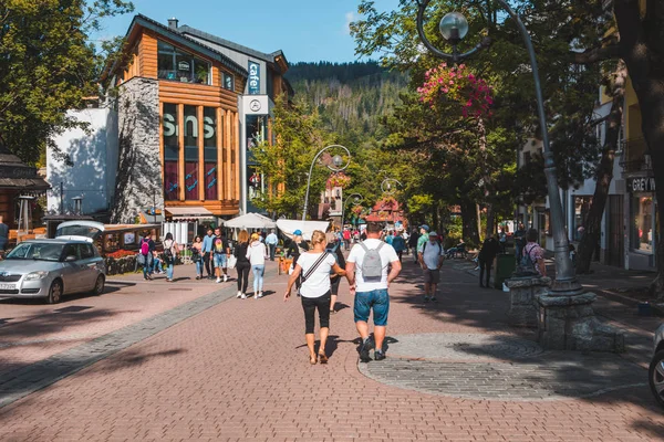 Zakopane, Lengyelország - 2019. szeptember 13.: a Krupowki utca mellett sétáló emberek a Tatra hegységben — Stock Fotó