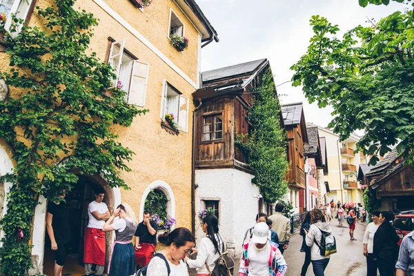 Hallstatt, Austria - 15 giugno 2019: veduta della città turistica sovraccarica di gente — Foto Stock