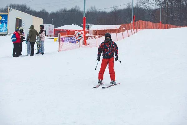 Kazkova Polyana, Ukraina - 26 stycznia 2019: człowiek na nartach na wzgórzu — Zdjęcie stockowe