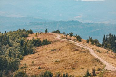 Dağlarda patika yolu sonbahar manzarası