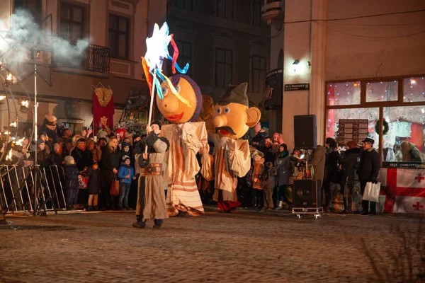 Lviv, Ukraine - 25. Dezember 2017: Weihnachtsspiel der Geburt Christi im Freien am Stadtplatz — Stockfoto