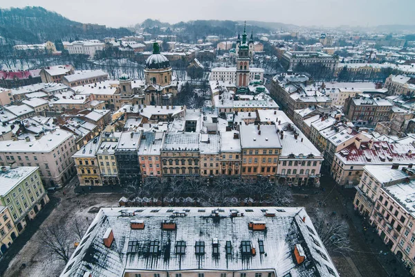 Θέα στο αστικό τοπίο της παλιάς ευρωπαϊκής πόλης κατά τη χειμερινή ώρα — Φωτογραφία Αρχείου