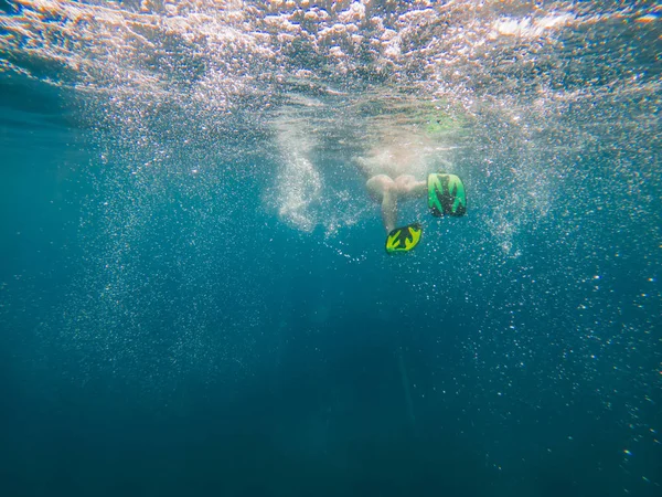 Kvinna i flipper vy under vattnet strand semester — Stockfoto