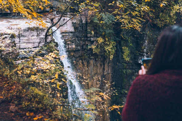 Femeia care se uită la cascadă toamnă sezon toamnă — Fotografie, imagine de stoc