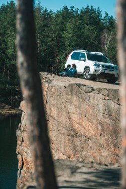 Rocky Cliff kamera ile genç güzel kadın