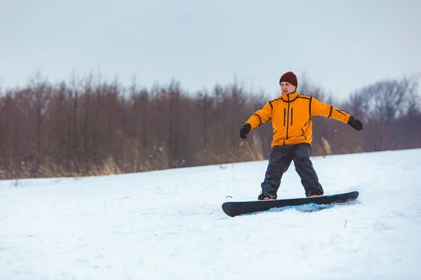 Άνθρωπος snowboarding κάτω από λόφο — Φωτογραφία Αρχείου