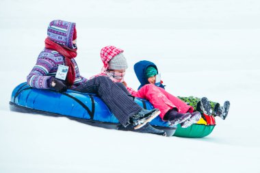 Lviv, Ukrayna - 7 Ocak 2019: Aile gezisi kar tübü ile kar tepesinde