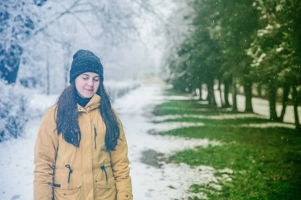 Retrato de mujer en el lugar donde el invierno se encuentra la primavera — Foto de Stock