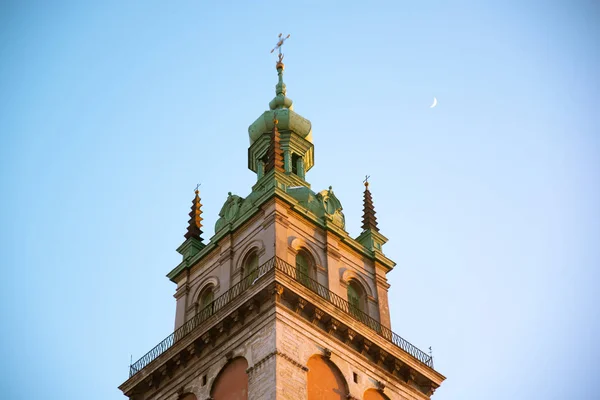 Campanario de la iglesia al atardecer — Foto de Stock