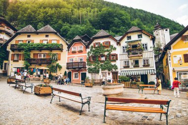 Hallstatt, Avusturya - 15 Haziran 2019: Merkezi Turizm Şehri Meydanı
