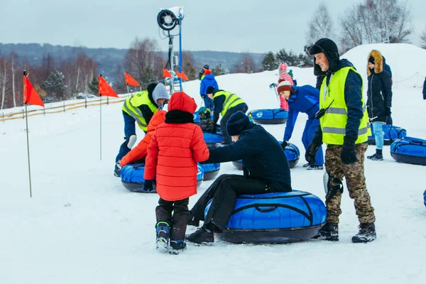 Lviv, Ουκρανία - 7 Ιανουαρίου 2019: Χειμερινές διασκεδαστικές δραστηριότητες. βόλτα κάτω από το λόφο με σωλήνα χιονιού — Φωτογραφία Αρχείου