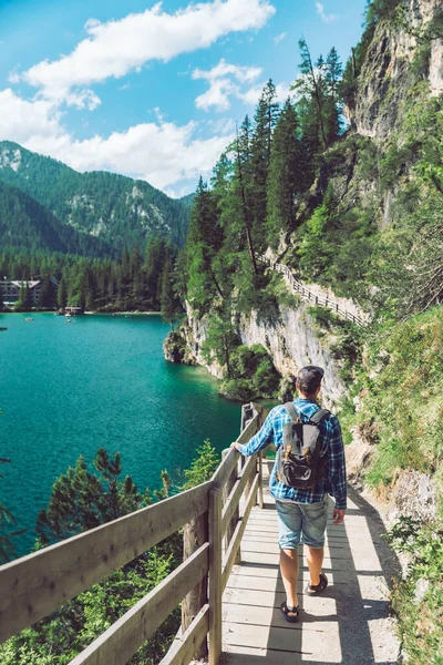 Muž chůze po turistické stezce kolem Braies jezero v Itálii dolomitité hory — Stock fotografie