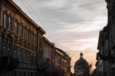 Gün batımında şehir caddesi manzarası