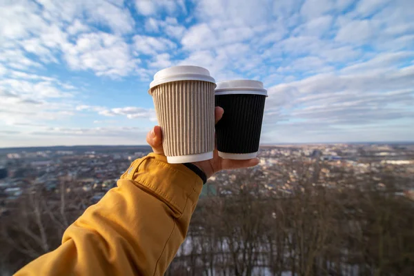 Vrouw hand met twee koffie kopje drinken om te gaan — Stockfoto