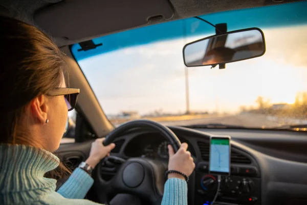 Bil resor koncept soluppgång på vintern motorväg navigering på telefon — Stockfoto