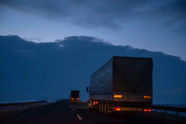 Vista de la madrugada en invierno nevado carretera —  Fotos de Stock