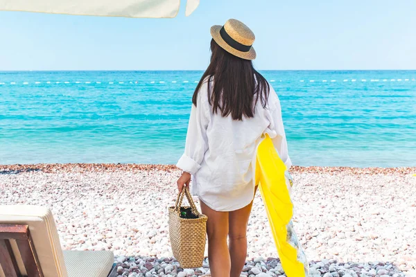 노란 풍선 매트리스와 일광욕 하려고 하는 여자 — 스톡 사진