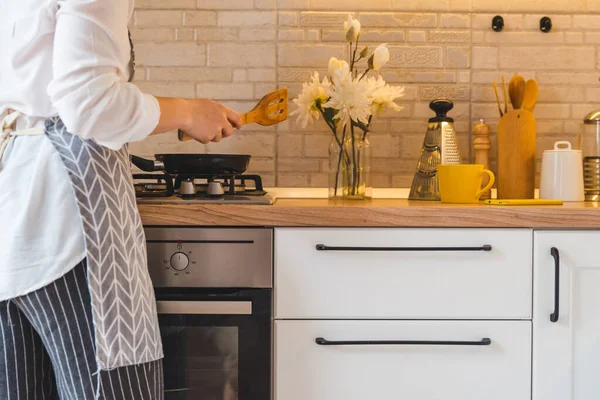 Mulher fritar na panela vista da cozinha — Fotografia de Stock