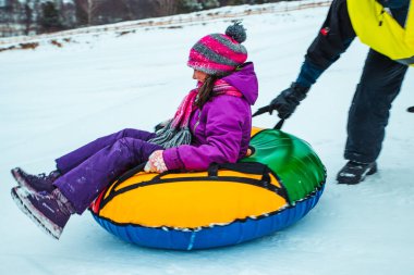 Lviv, Ukrayna - 7 Ocak 2019: Aile gezisi kar tübü ile kar tepesinde