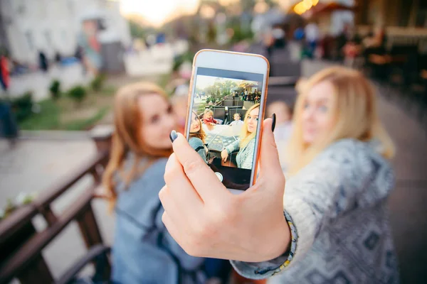 Woman taking selfie of friend with kids — Stock Photo, Image