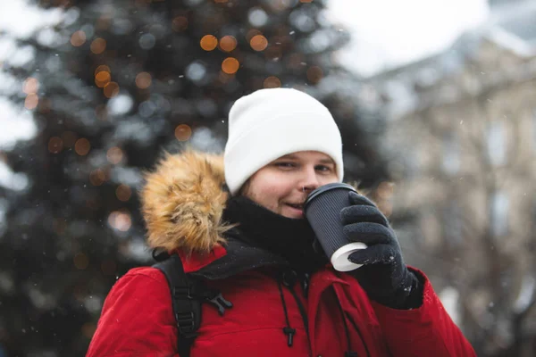 옥외에서 종 이 컵으로 커피를 마시고 있는 남자의 겨울 따뜻 한 시간 — 스톡 사진