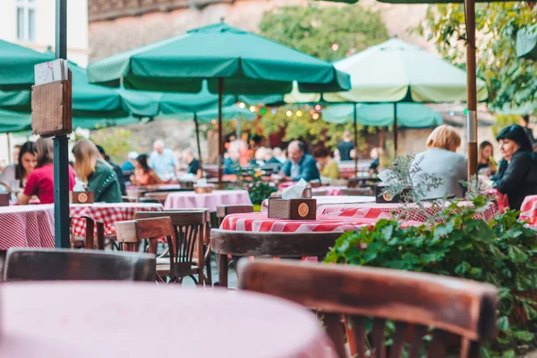 Lwów, Ukraina - 5 września 2019: osoby jedzące rozmawiające picie w restauracji na świeżym powietrzu — Zdjęcie stockowe