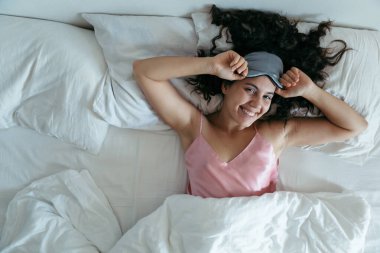 Sabahın köründe uyanan bir kadın. uyku maskesi