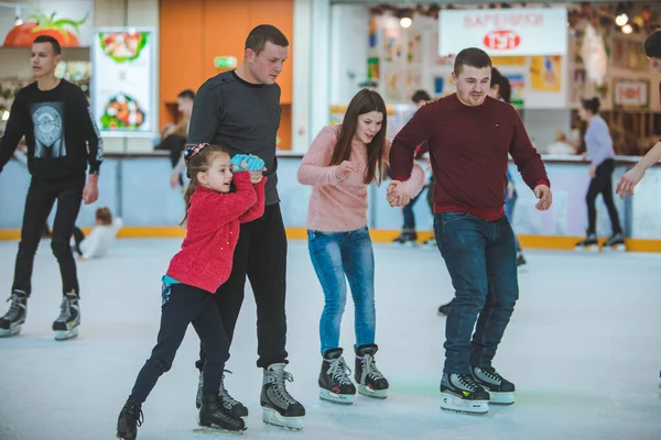 LVIV, UCRANIA - 3 de febrero de 2019: personas patinando en la pista de esquí en el centro comercial de la ciudad — Foto de Stock