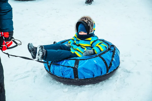 Kar tüpündeki küçük çocuk. Kış zamanı — Stok fotoğraf