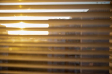 Pencerelerdeki jaluzi. Kapat.