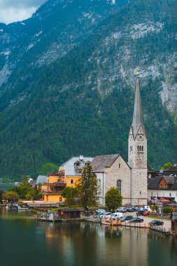 Göl kıyısındaki Evanjelik Hallstatt Kilisesi. Arka planda Alp Dağları.