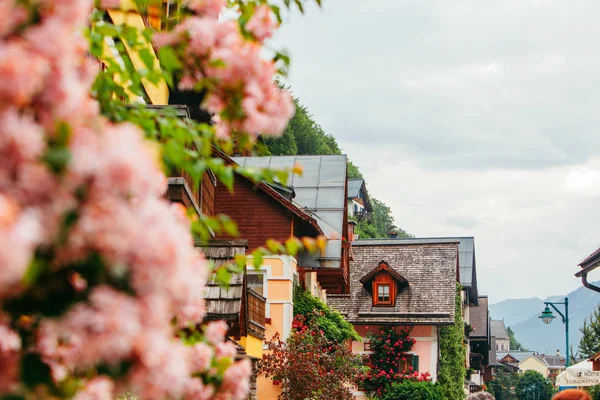 Hallstatt vista strada con bellissimo edificio confortevole — Foto Stock