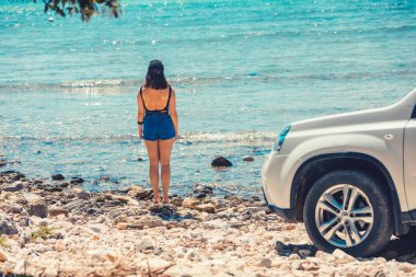 plaj araba seyahat konsepti ayakta kadın
