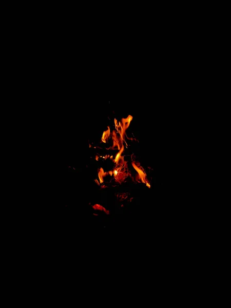 Полум'я вогню ізольоване на чорному — стокове фото
