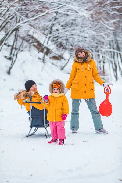 Ung familj planterar tillsammans utomhus på snöig vinterdag — Stockfoto