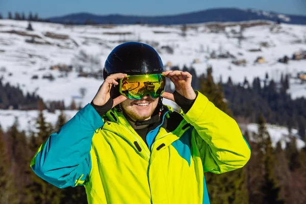 Człowiek w kasku i masce narciarskiej. odbicie. zimowa aktywność — Zdjęcie stockowe