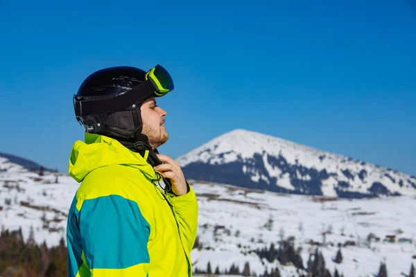 헬멧을 쓰고 스키 마스크를 쓴 남자. 반사. 겨울 활동 — 스톡 사진