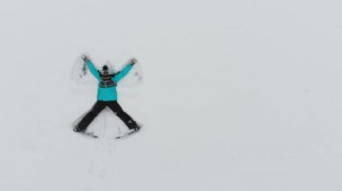 Kar meleği kışı eğlenceli oyunlar yapan kadın manzarası