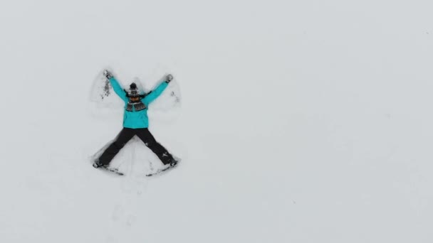 Κορυφή Άποψη Της Γυναίκας Κάνοντας Άγγελος Χιόνι Χειμώνα Διασκέδαση Παιχνίδια — Αρχείο Βίντεο