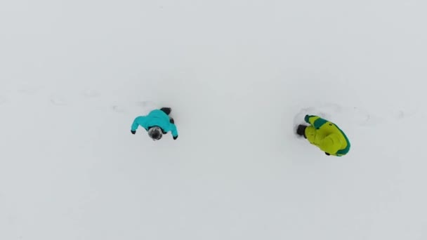 Couple Faisant Ange Neige Vue Aérienne Jeux Hiver Activités — Video