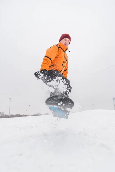 Άνθρωπος snowboarding κάτω από λόφο — Φωτογραφία Αρχείου