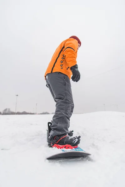 Homme snowboard vers le bas par colline — Photo
