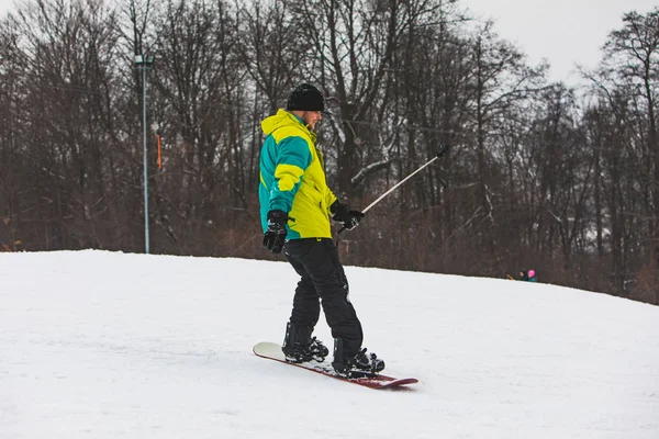 Jeune homme adulte snowboard et prendre selfie sur la caméra d'action — Photo